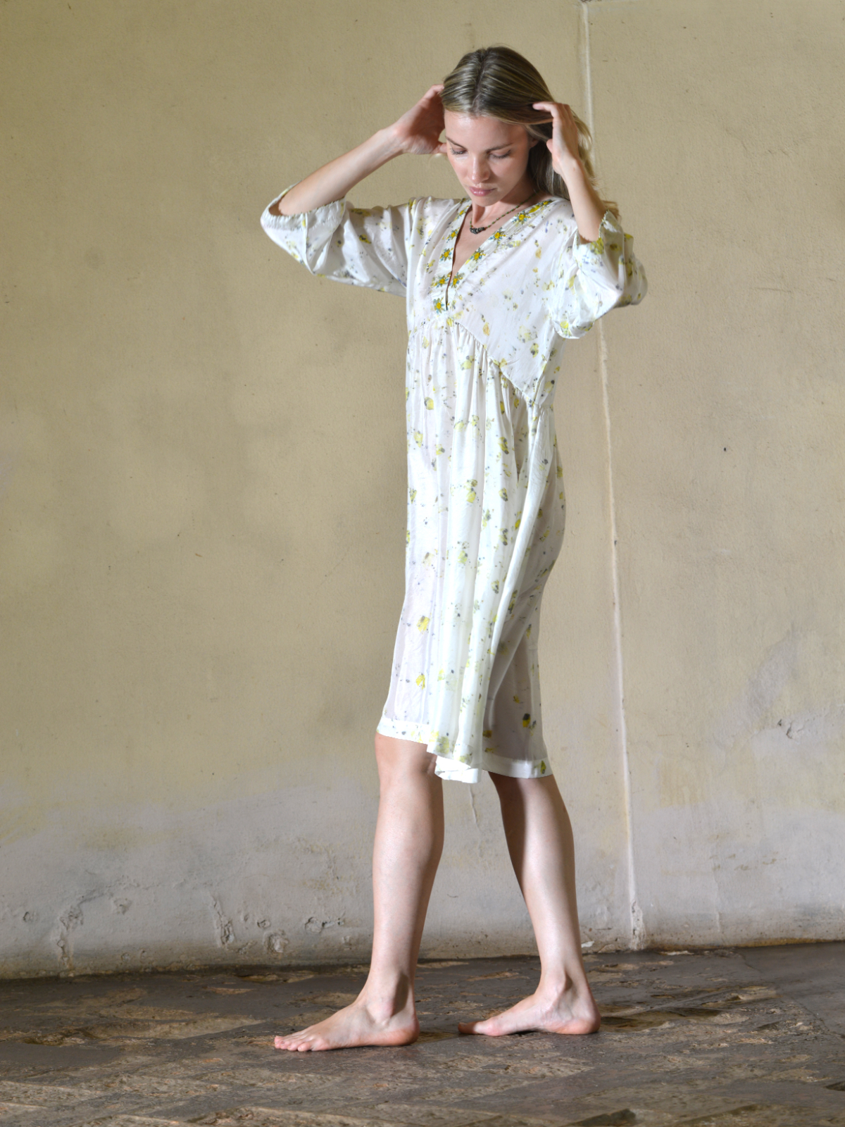 Abito bianco in seta habotai dipinta a mano linea svasata con manica kimono e scollo a V Nimbu 1
