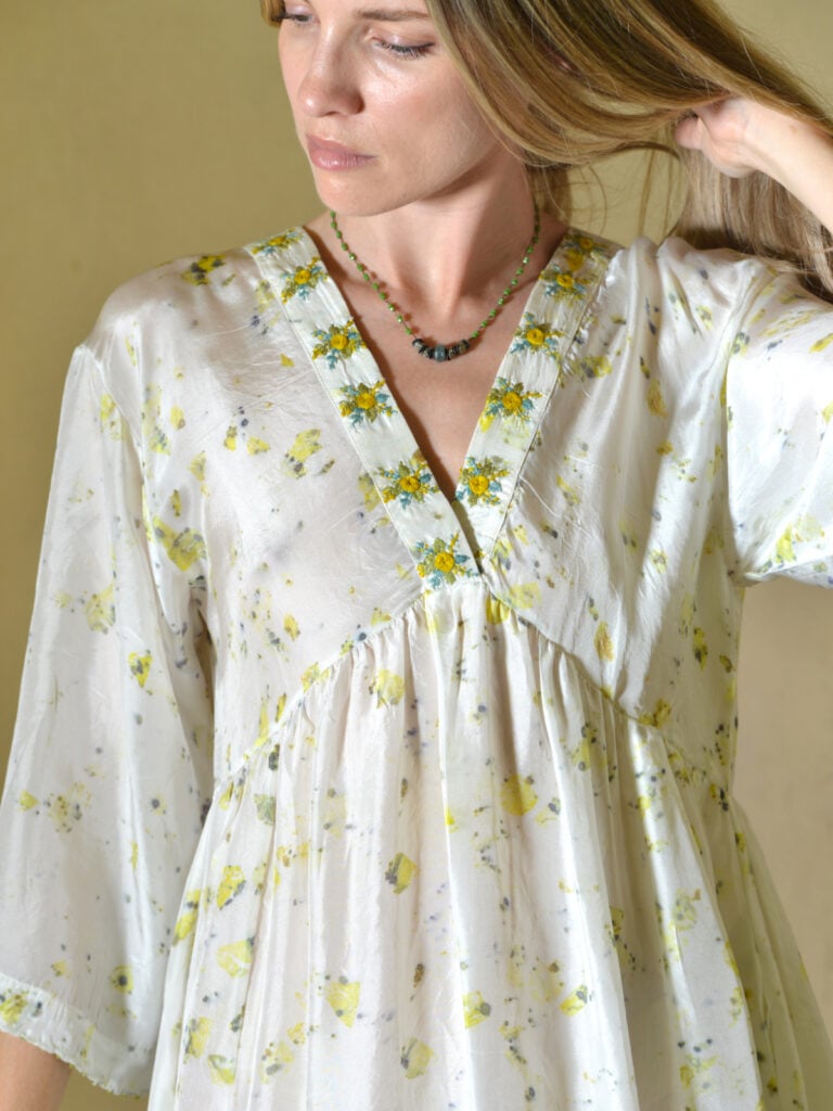 Abito bianco in seta habotai dipinta a mano linea svasata con manica kimono e scollo a V Nimbu 2