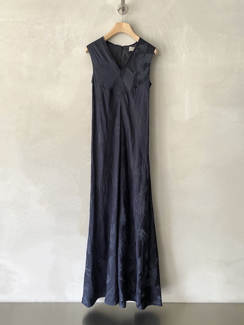 Abito lungo blu in lino e viscosa con motivo floreale, scollo a V e linea fluida tagliata in sbieco Marc Le Bihan