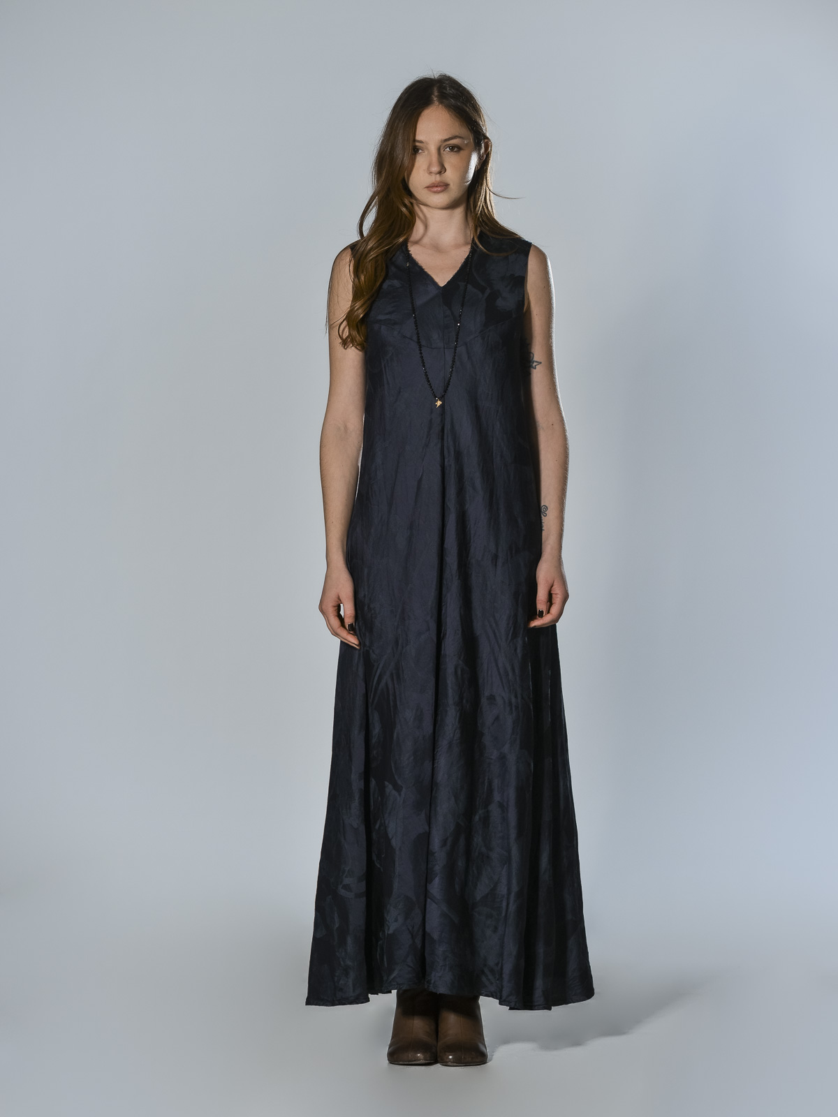 Abito lungo blu in lino e viscosa con motivo floreale, scollo a V e linea fluida tagliata in sbieco Marc Le Bihan