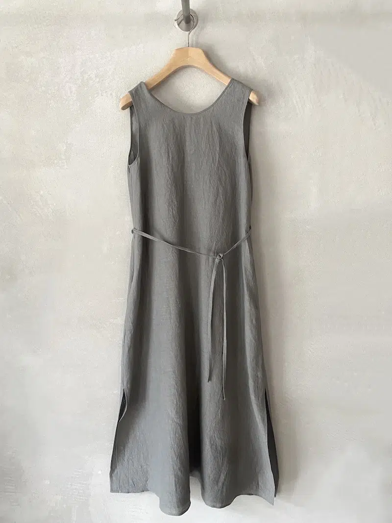 Abito lungo grigio in lino reversibile con scollo tondo e scollo a V, smanicato con cintura e spacchi laterali Marina Lari