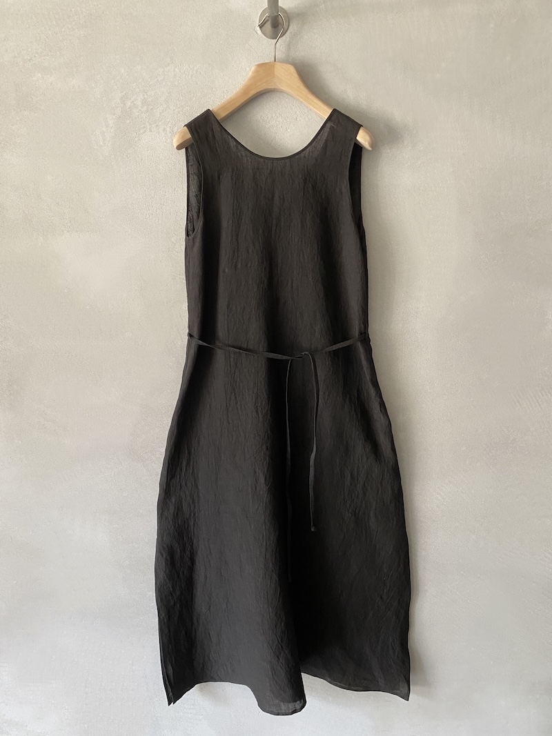 Abito lungo marrone in lino reversibile con scollo tondo e scollo a V, smanicato con cintura e spacchi laterali Marina Lari