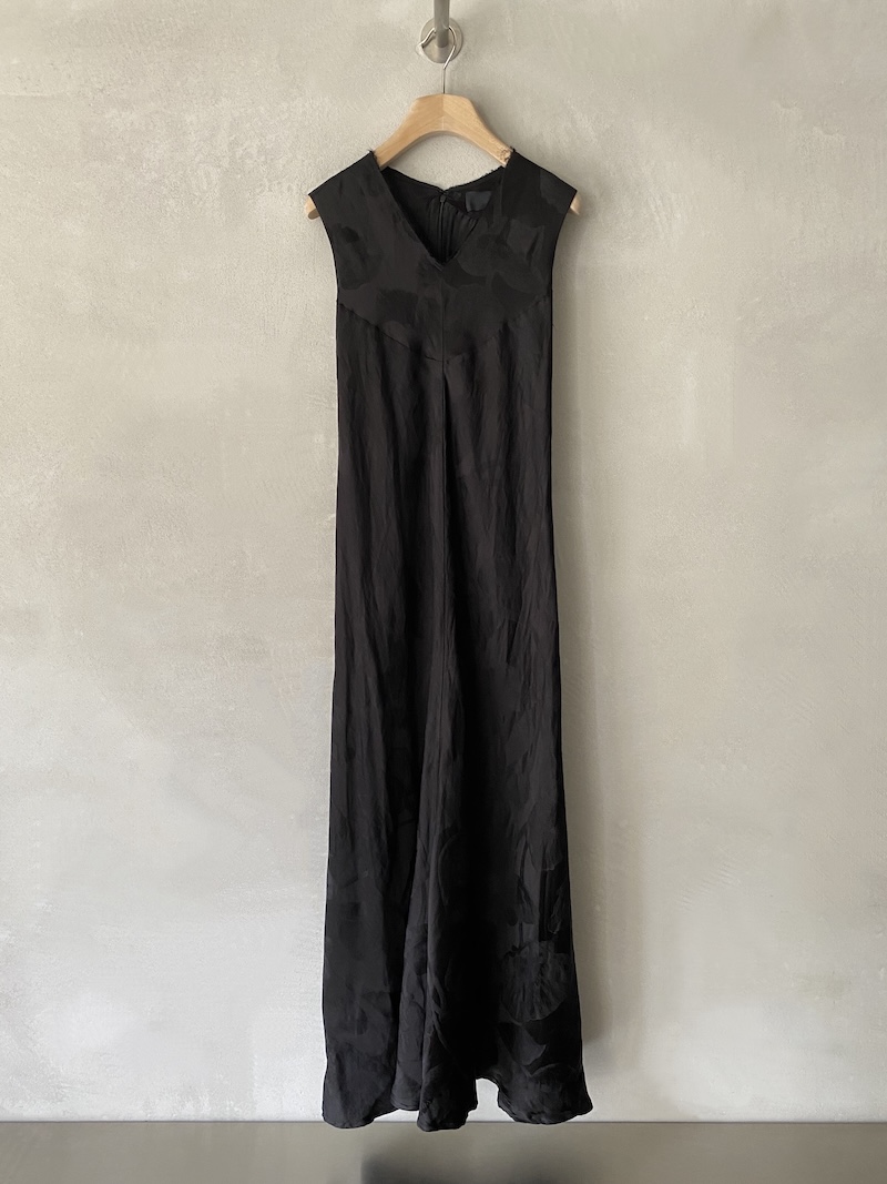 Abito lungo nero in lino e viscosa con motivo floreale, scollo a V e linea fluida tagliata in sbieco Marc Le Bihan