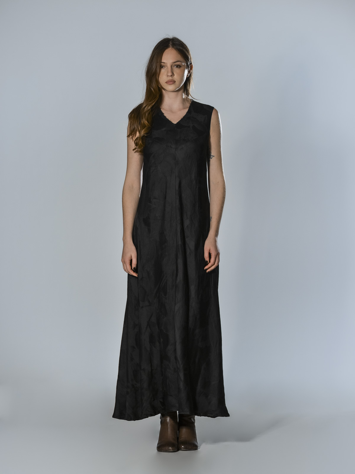 Long black dress in linen and viscose with floral motif, V-neck and fluid line cut on the bias by Marc Le Bihan