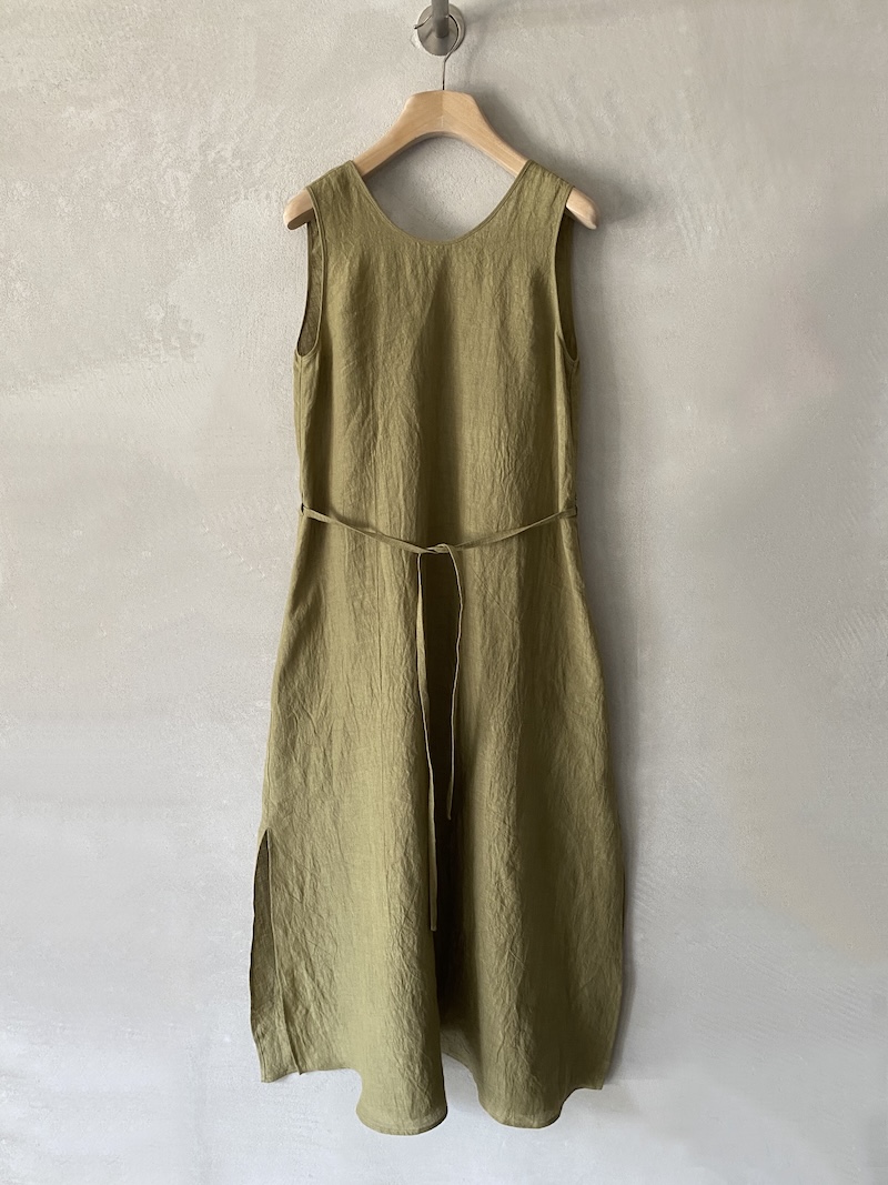 Abito lungo verde lime in lino reversibile con cintura Marina Lari Abito lungo verde lime in lino reversibile con scollo tondo e scollo a V, smanicato con cintura e spacchi laterali Marina Lari