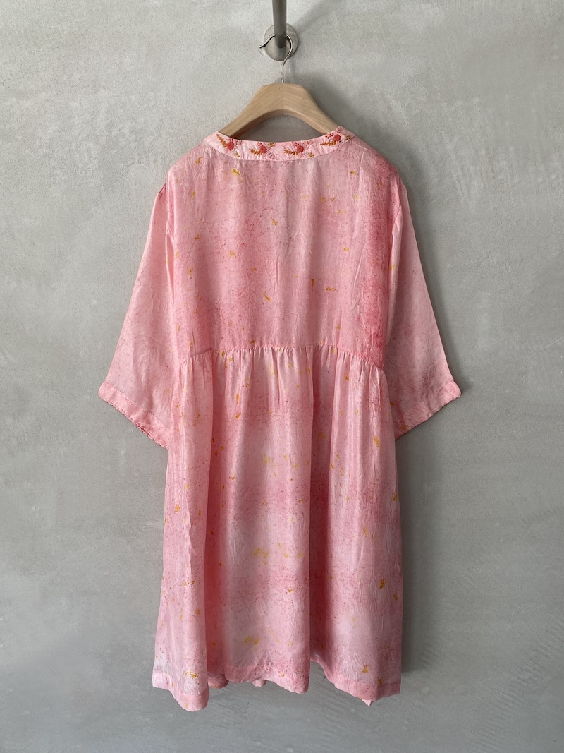 Abito rosa in seta habotai dipinta a mano linea svasata con manica kimono e scollo a V Nimbu 2