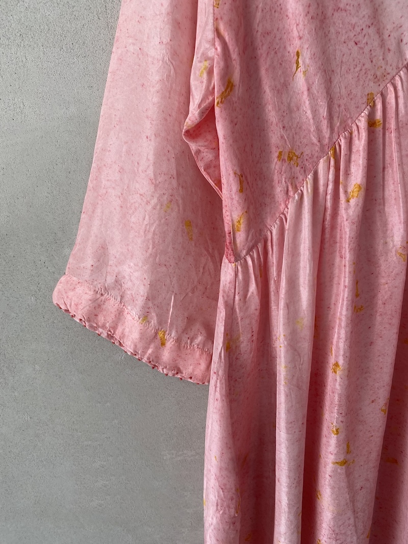 Abito rosa in seta habotai dipinta a mano linea svasata con manica kimono e scollo a V Nimbu 5