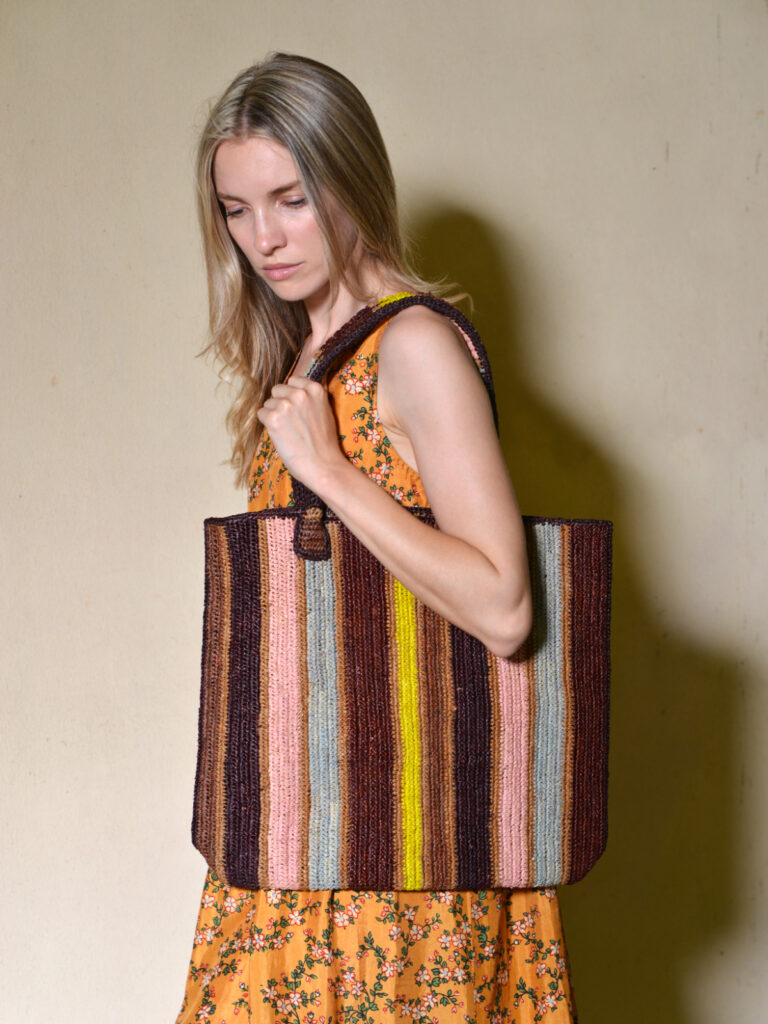 Borsa shopping in raffia crochet a righe multicolori con manici integrati GABRIELE FRANTZEN 2