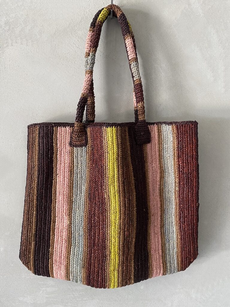 Borsa shopping in raffia crochet a righe multicolori con manici integrati GABRIELE FRANTZEN 4