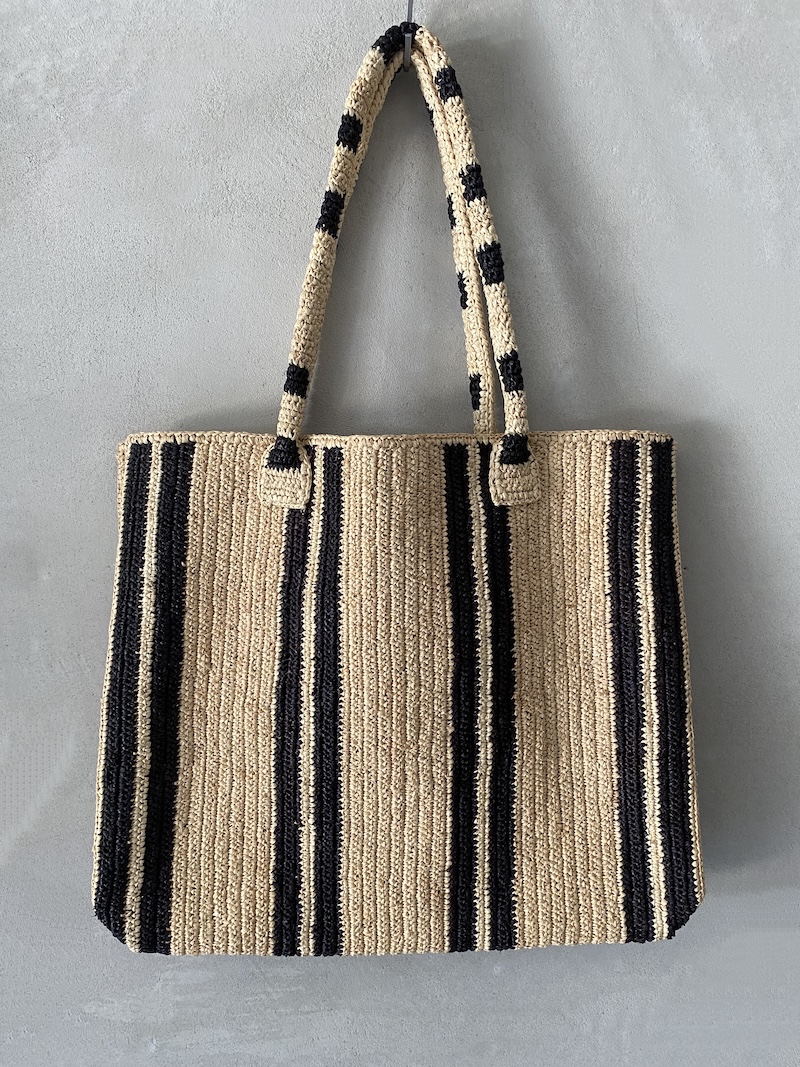 Borsa shopping in raffia lavorata a mano a crochet con righe verticali multicolori e manici integrati colore Vacation road - GABRIELE FRANTZEN