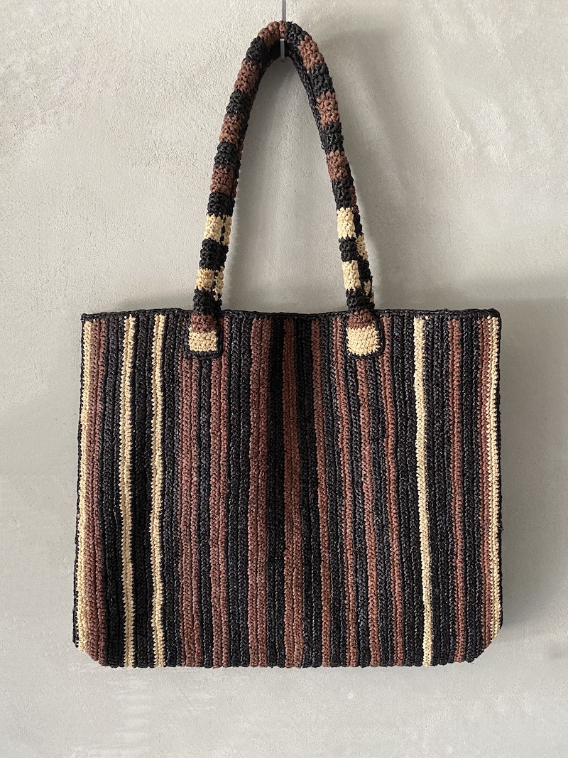 Borsa shopping in raffia lavorata a mano a crochet con righe verticali multicolori e manici integrati colore nomad - GABRIELE FRANTZEN