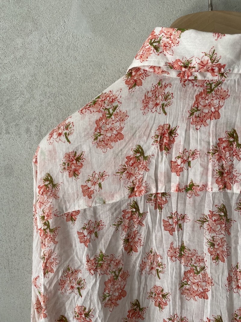 Camicia bianca in mussola di cotone stampa floreale vestibilità over con colletto classico Nimbu 3