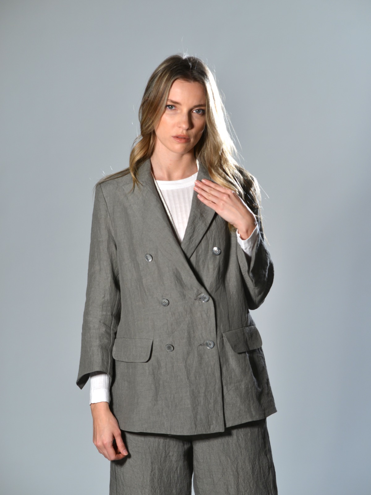 Grey double-breasted linen jacket with mother-of-pearl buttons and flap welt pockets, unlined Marina Lari