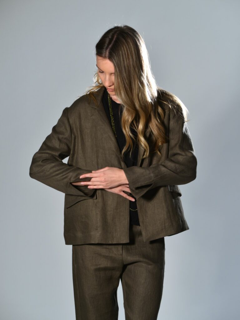 Giacca in lino army oversize sfoderata con rever classico e chiusura a un bottone Marina Lari 1