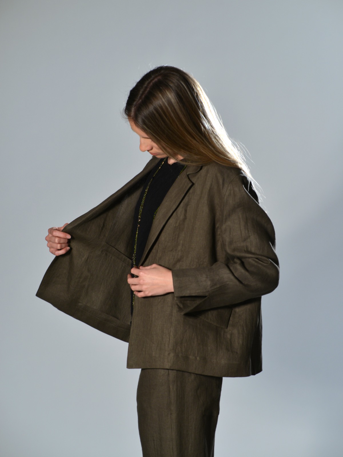 Giacca in lino army oversize sfoderata con rever classico e chiusura a un bottone Marina Lari 2