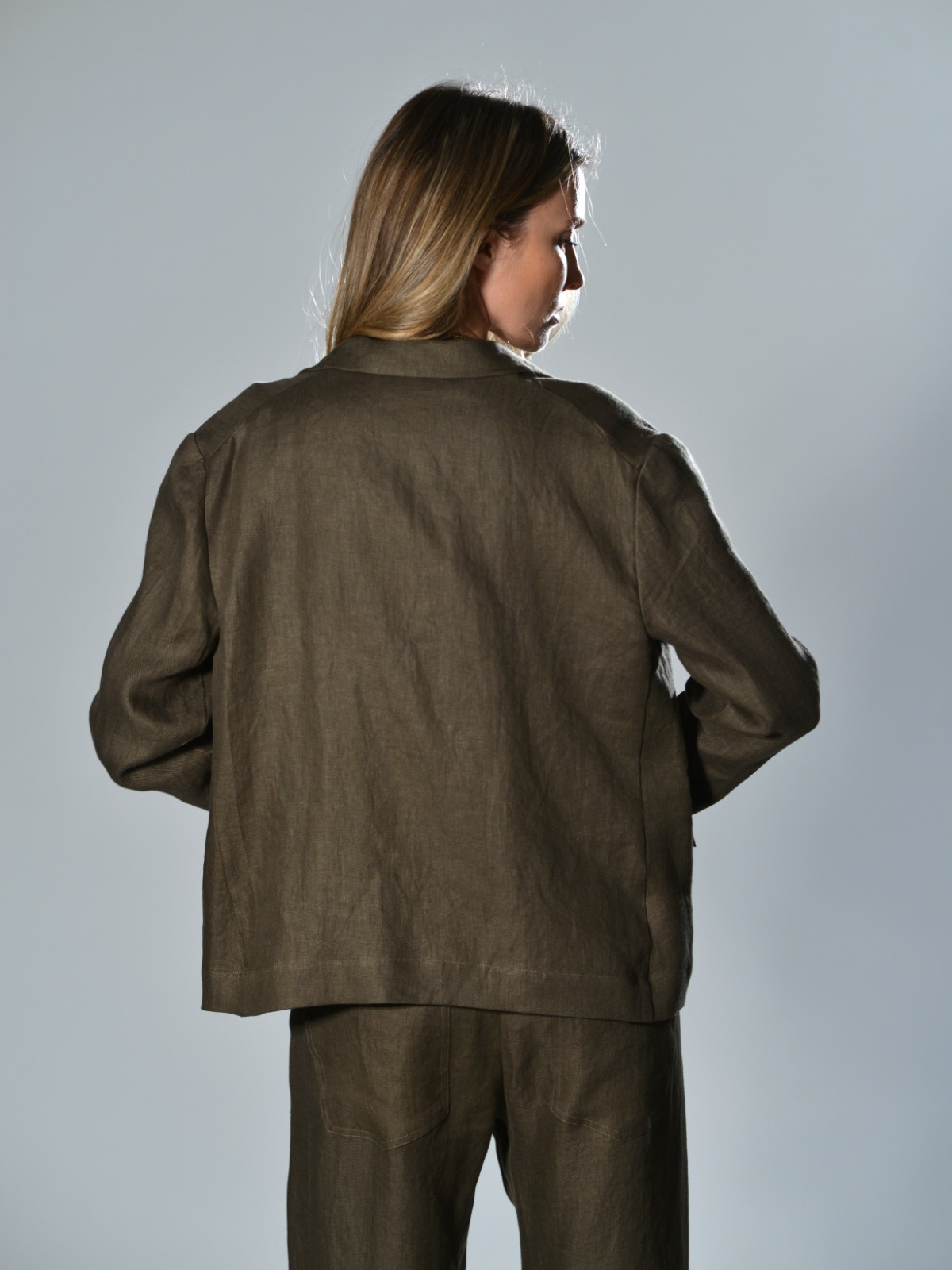 Giacca in lino army oversize sfoderata con rever classico e chiusura a un bottone Marina Lari 3