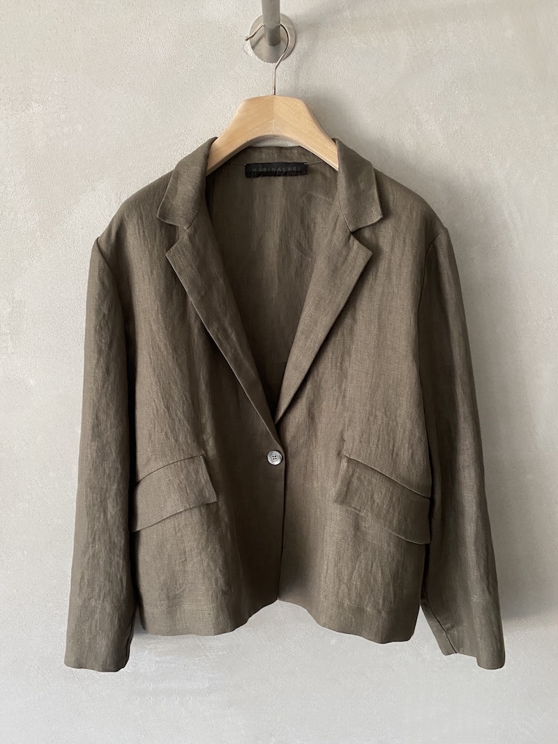 Giacca in lino colore army sfoderata con rever classico, chiusura a un bottone, tasche con patta e vestibilità oversize Marina Lari