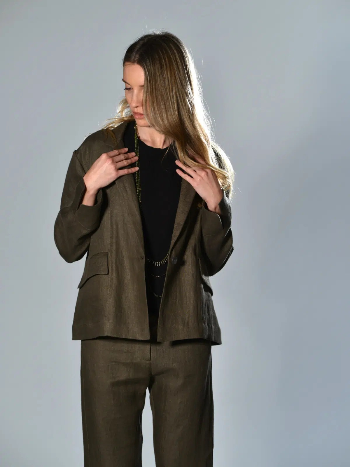 Giacca in lino colore army sfoderata con rever classico, chiusura a un bottone, tasche con patta e vestibilità oversize Marina Lari