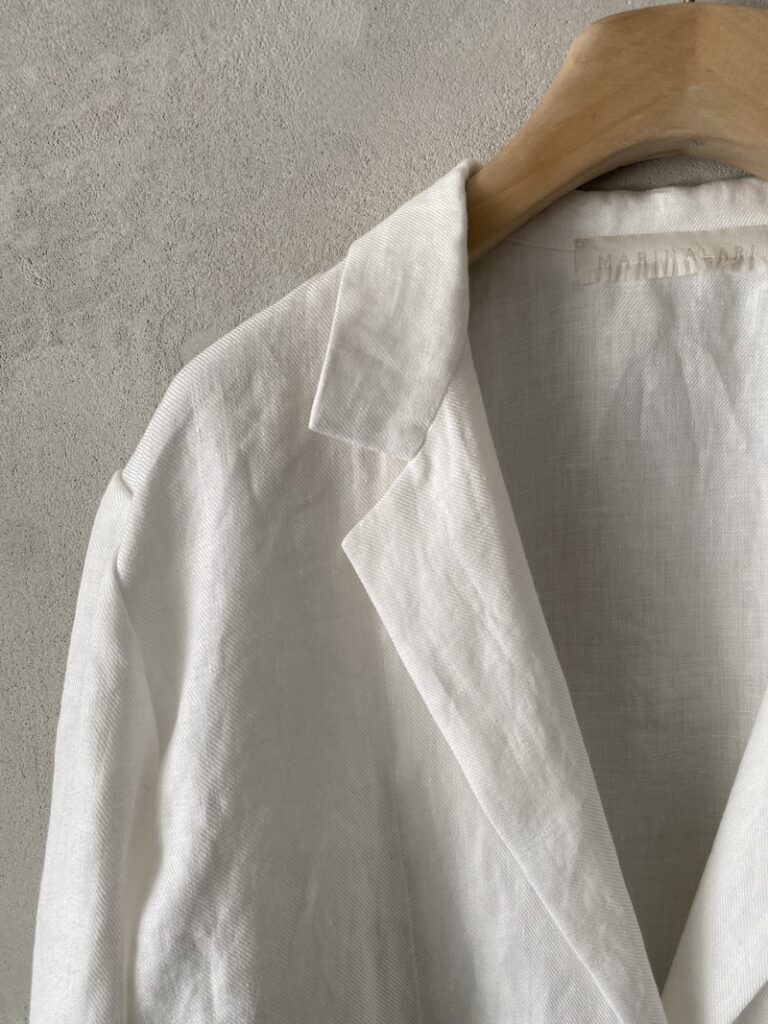 Giacca in lino bianco oversize sfoderata con rever classico e chiusura a un bottone Marina Lari 3