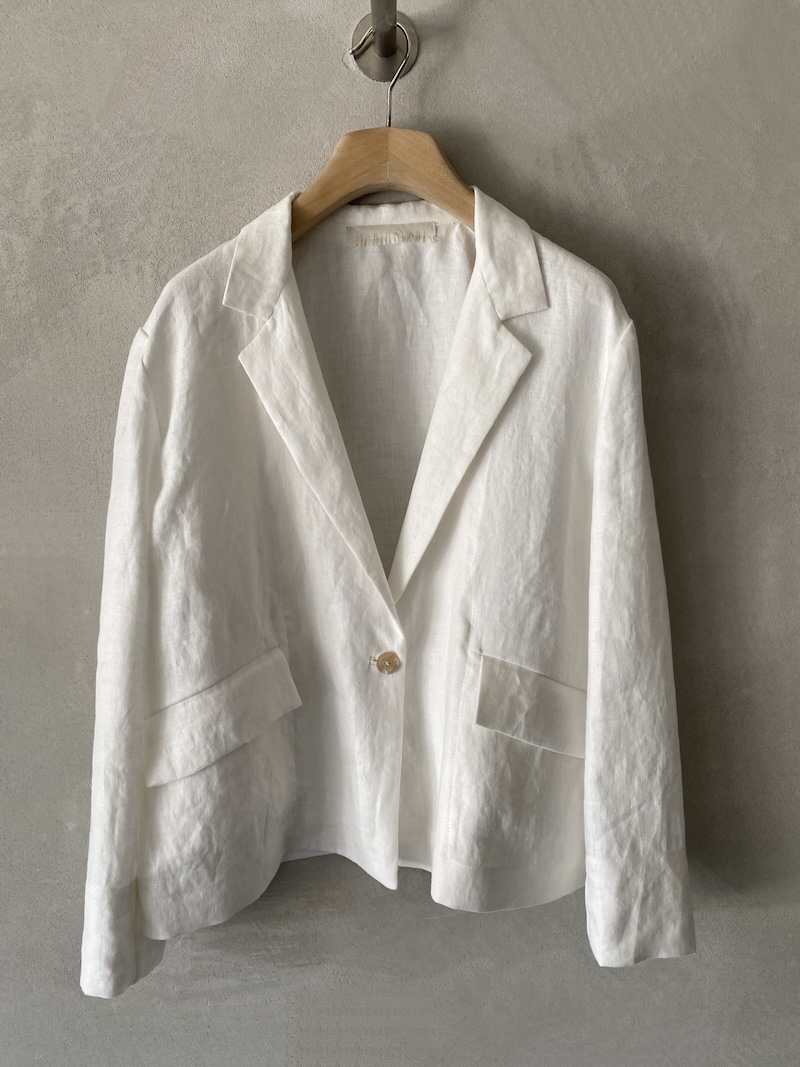 Giacca in lino colore bianco sfoderata con rever classico, chiusura a un bottone, tasche con patta e vestibilità oversize Marina Lari