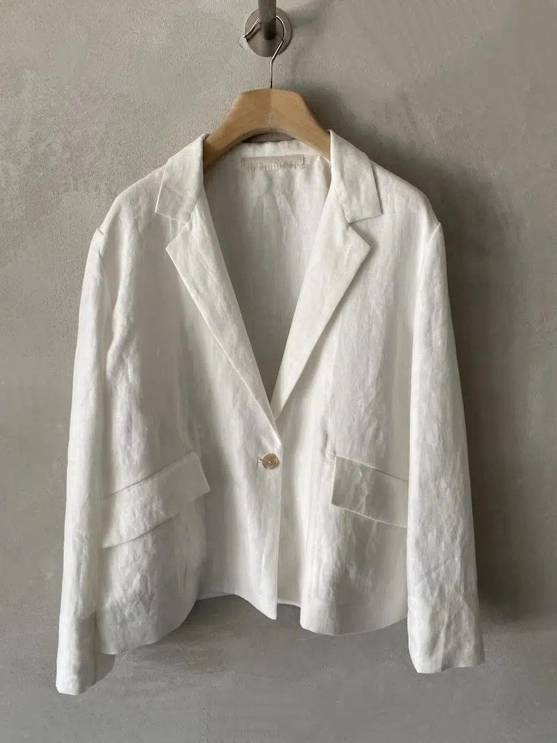 Giacca in lino colore bianco sfoderata con rever classico, chiusura a un bottone, tasche con patta e vestibilità oversize Marina Lari