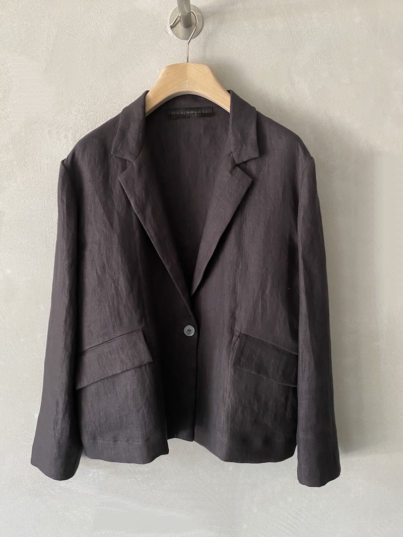 Giacca in lino colore marrone sfoderata con rever classico, chiusura a un bottone, tasche con patta e vestibilità oversize Marina Lari