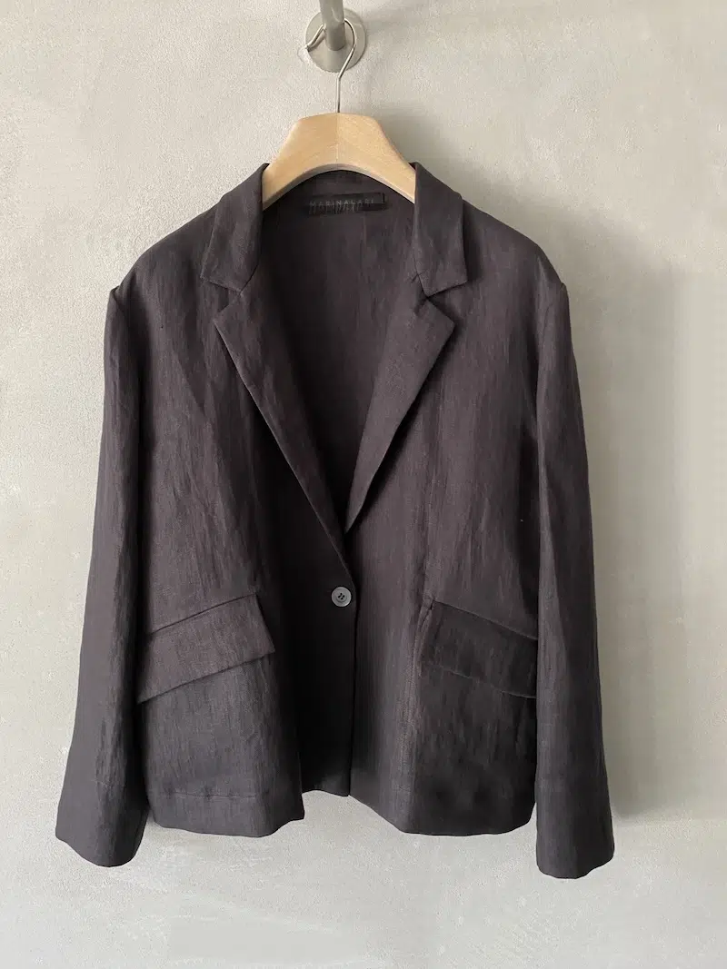 Giacca in lino colore marrone sfoderata con rever classico, chiusura a un bottone, tasche con patta e vestibilità oversize Marina Lari