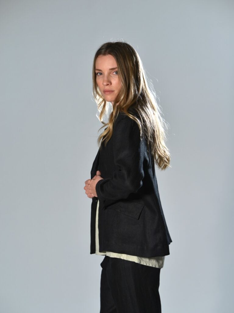 Giacca in lino nero oversize sfoderata con rever classico e chiusura a un bottone Marina Lari 1