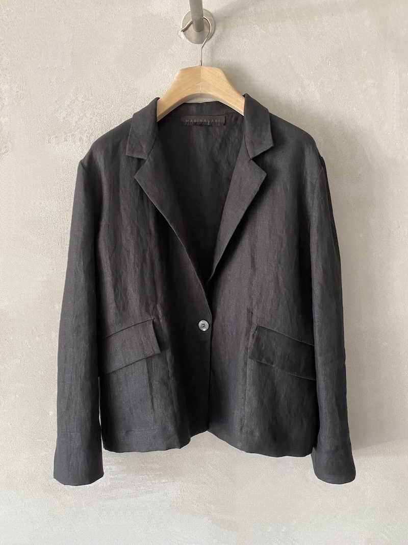 Giacca in lino colore nero sfoderata con rever classico, chiusura a un bottone, tasche con patta e vestibilità oversize Marina Lari