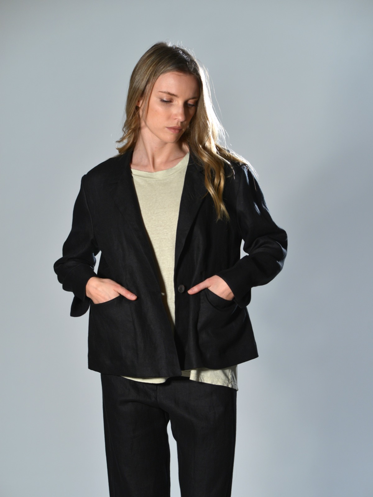 Giacca in lino colore nero sfoderata con rever classico, chiusura a un bottone, tasche con patta e vestibilità oversize Marina Lari