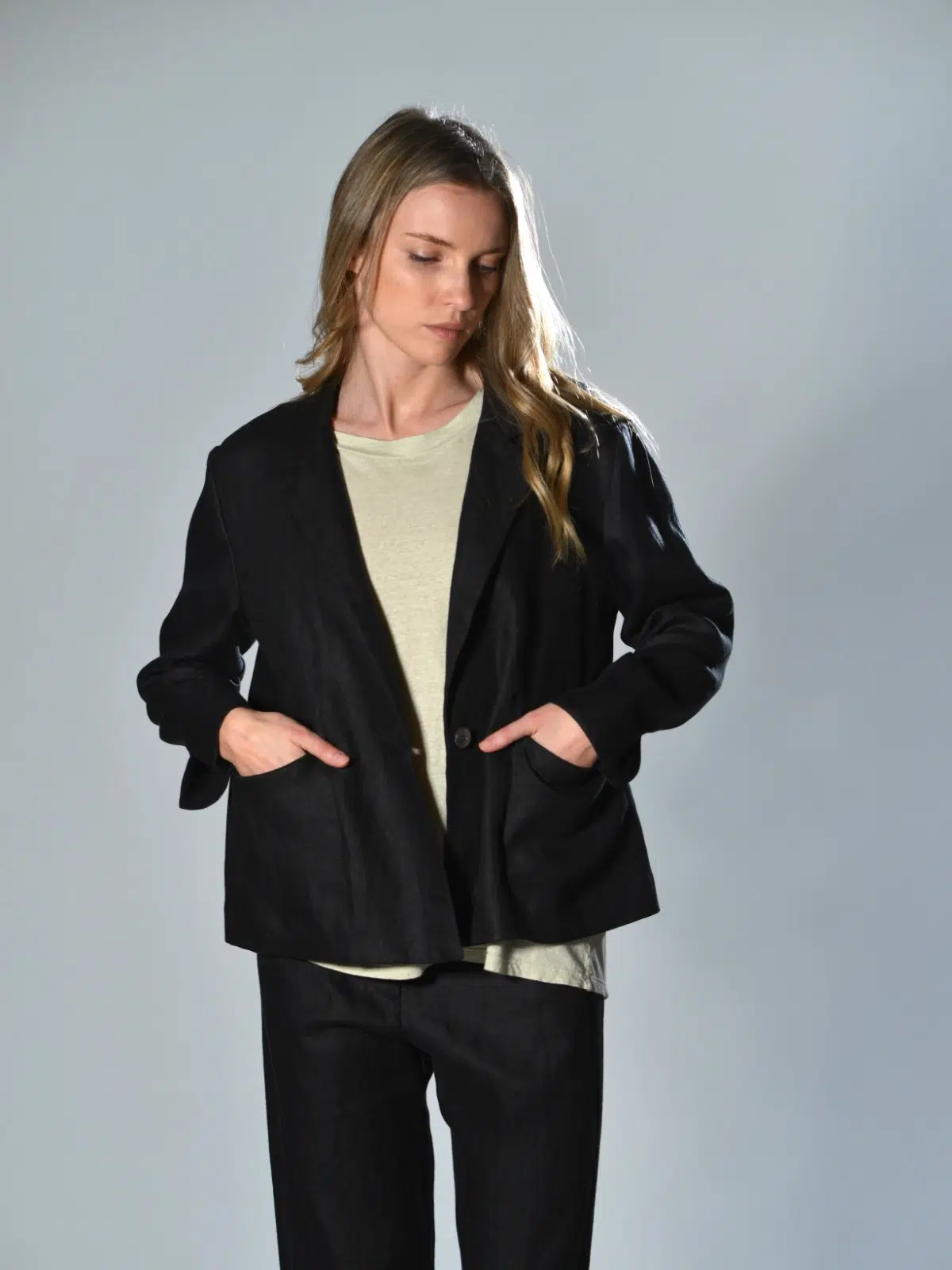 Giacca in lino colore nero sfoderata con rever classico, chiusura a un bottone, tasche con patta e vestibilità oversize Marina Lari