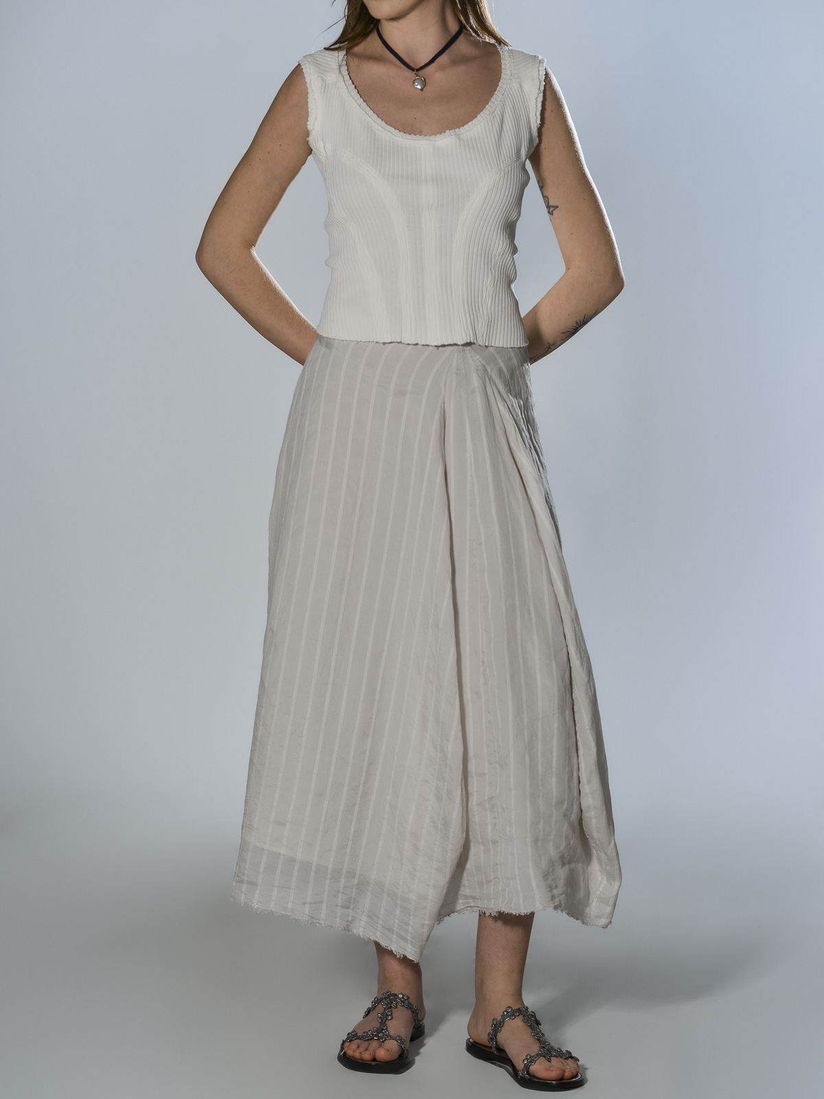 Gonna bianco écru in seta e lino con motivo a righe in rilievo, linea ampia con cannello e fondo irregolare Marc Le Bihan