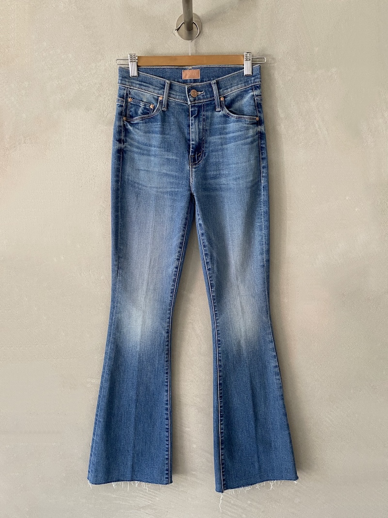 Stretch faded denim jeans with a fitted thigh trumpet shape and a used wash, 5 pockets, zip and button fastening, frayed hem and flared fit. Mother Denim