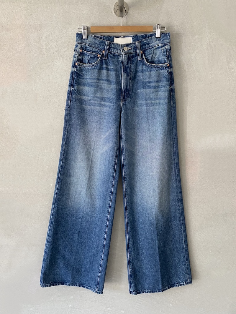 Wide-leg faded cotton denim jeans with a used-effect wash, 5 pockets, concealed zip and button fastening, wide leg fit with a straight fit. Mother Denim