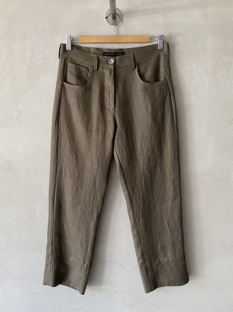 Pantaloni alla caviglia in lino colore army con cavallo basso, costruzione a 5 tasche, vita media con passanti e chiusura con zip Marina Lari