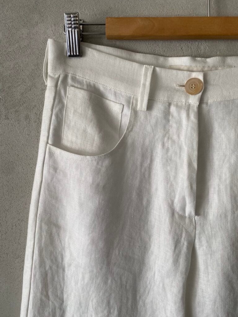 Pantaloni alla caviglia in lino bianco 5 tasche con cavallo basso e vita media con zip Marina Lari 2