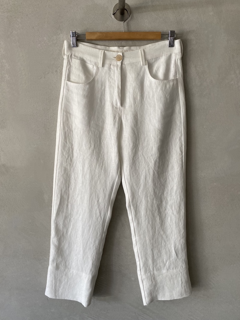 Pantaloni alla caviglia in lino colore bianco con cavallo basso, costruzione a 5 tasche, vita media con passanti e chiusura con zip Marina Lari