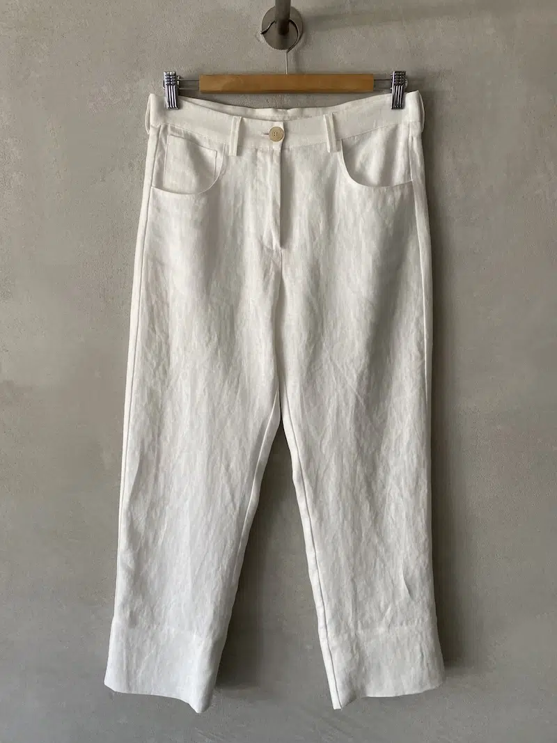 Pantaloni alla caviglia in lino colore bianco con cavallo basso, costruzione a 5 tasche, vita media con passanti e chiusura con zip Marina Lari
