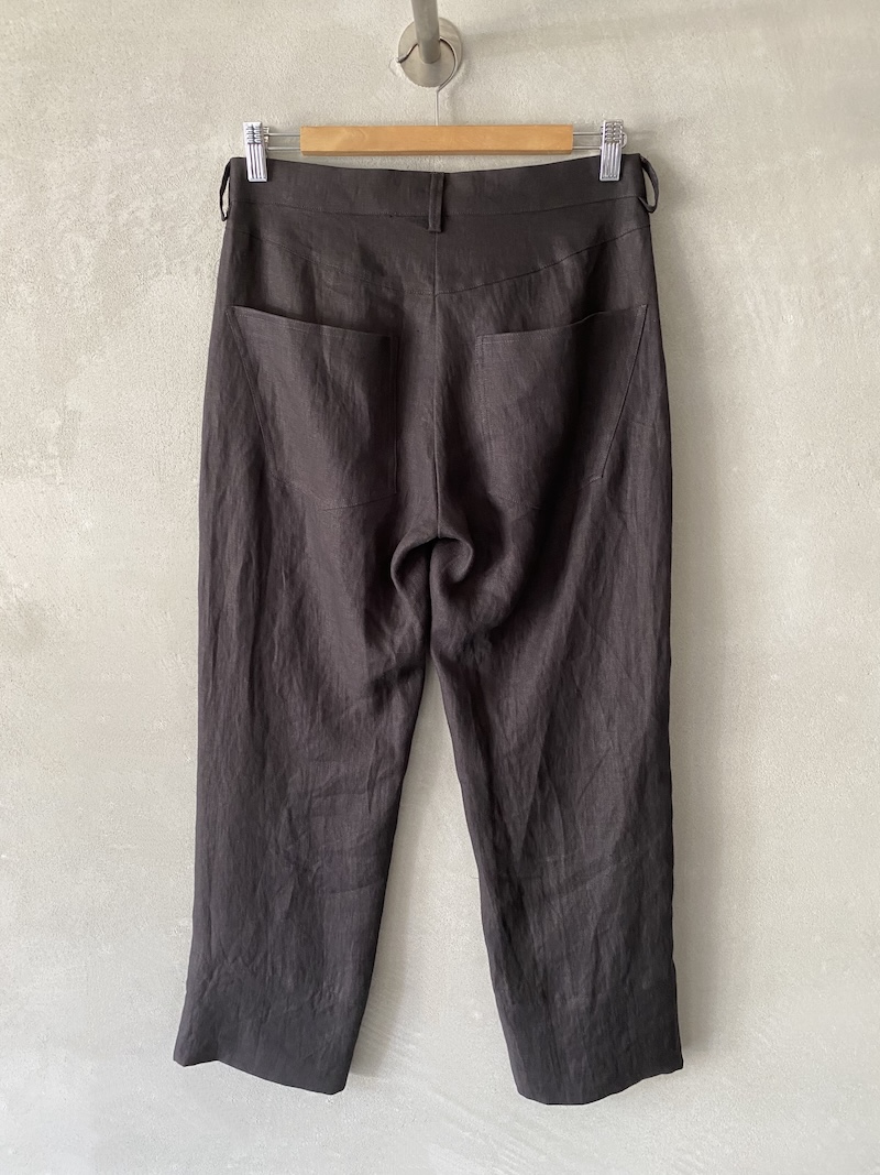 Pantaloni alla caviglia in lino marrone 5 tasche con cavallo basso e vita media con zip Marina Lari 4