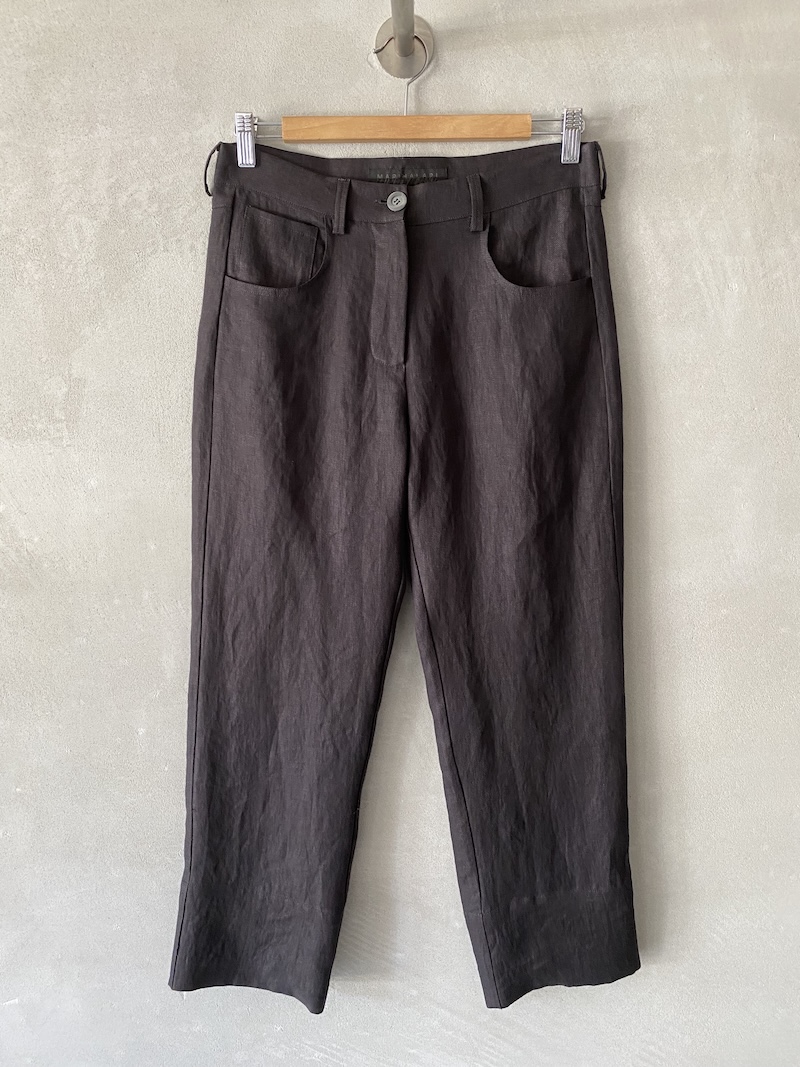 Pantaloni alla caviglia in lino colore marrone con cavallo basso, costruzione a 5 tasche, vita media con passanti e chiusura con zip Marina Lari