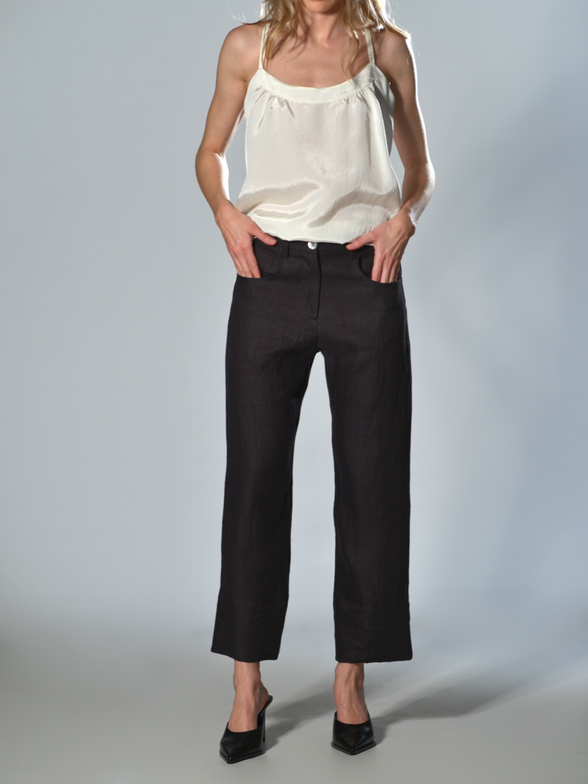 Pantaloni alla caviglia in lino colore marrone con cavallo basso, costruzione a 5 tasche, vita media con passanti e chiusura con zip Marina Lari