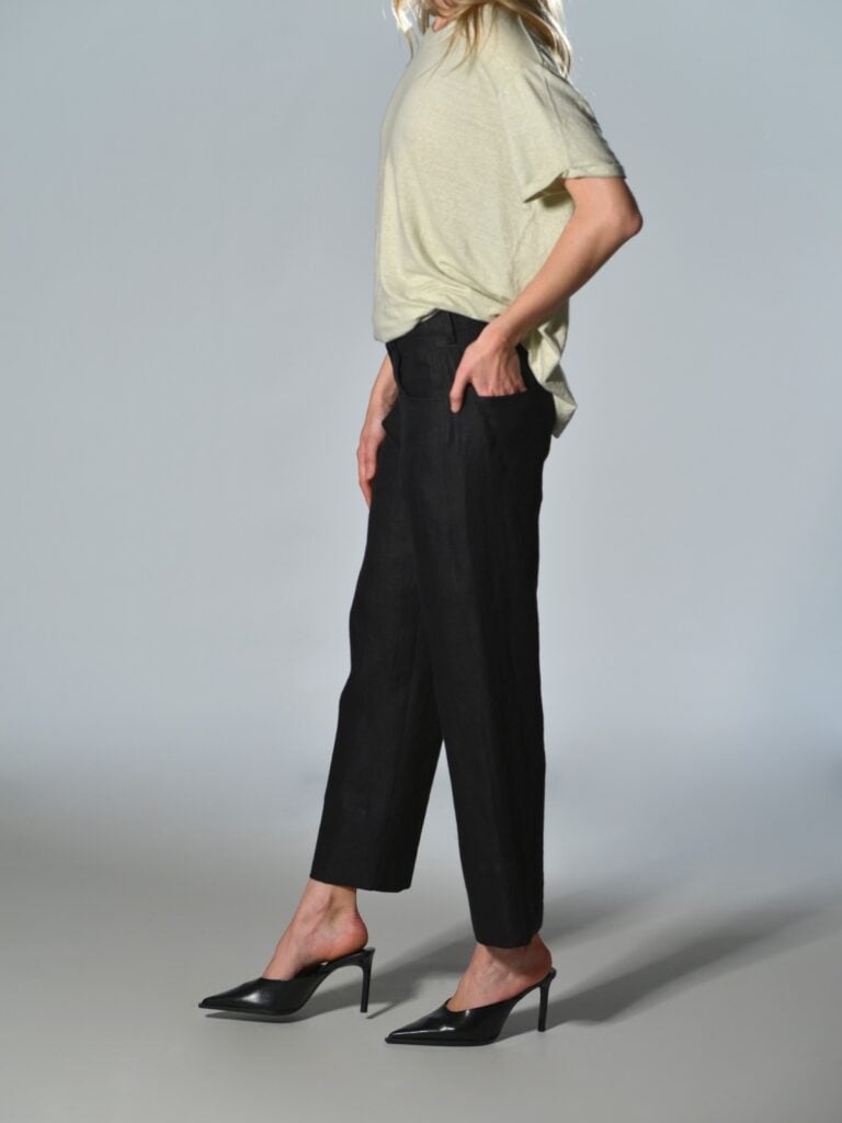 Pantaloni alla caviglia in lino nero 5 tasche con cavallo basso e vita media con zip Marina Lari 1