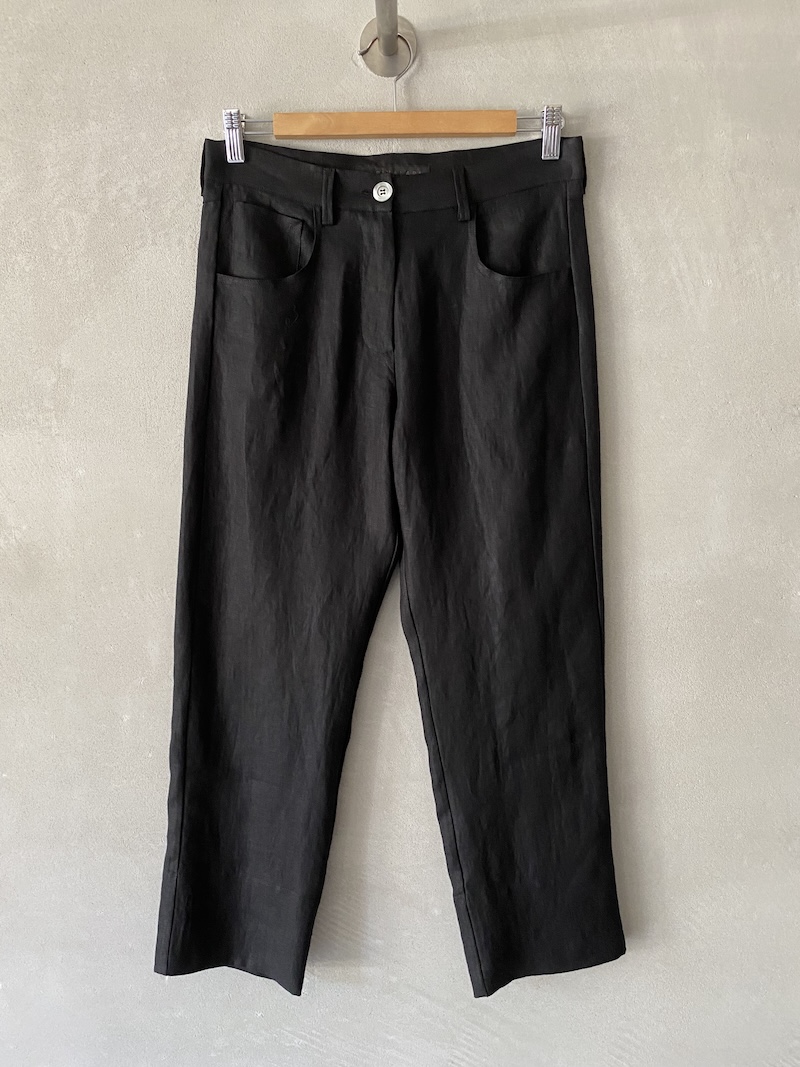 Pantaloni alla caviglia in lino colore nero con cavallo basso, costruzione a 5 tasche, vita media con passanti e chiusura con zip Marina Lari