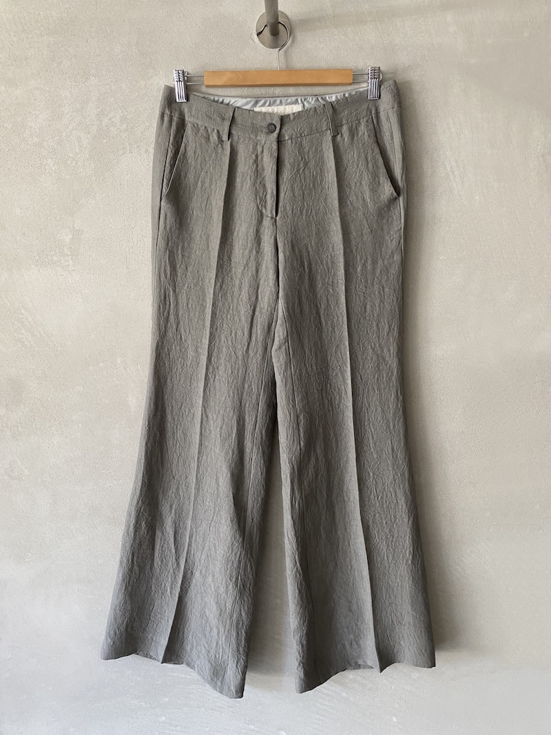 Pantaloni grigio chiaro a gamba dritta leggermente svasata con vita bassa e tasche a filetto, chiusura con bottone e zip Marina Lari