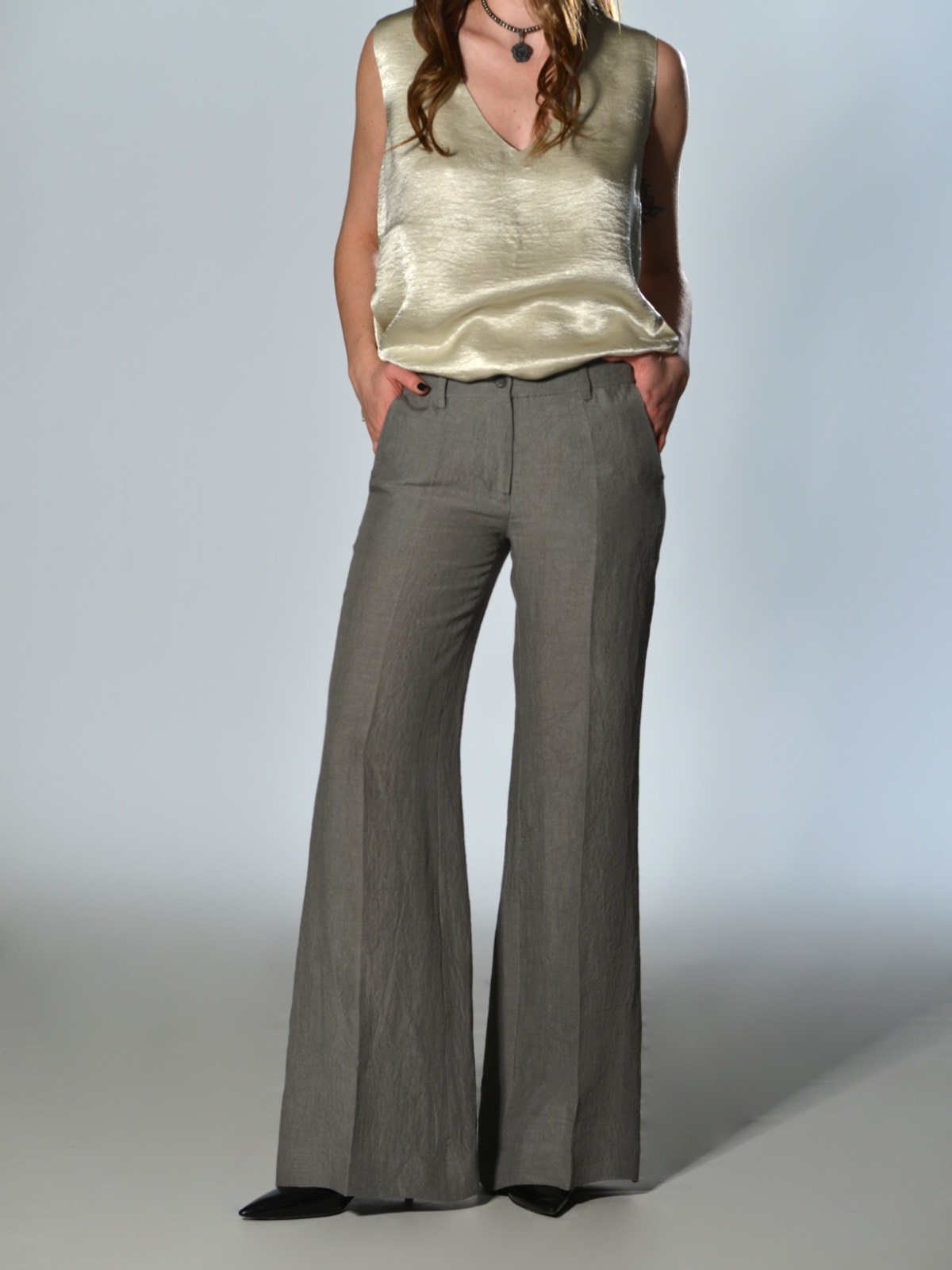 Pantaloni grigio chiaro a gamba dritta leggermente svasata con vita bassa e tasche a filetto, chiusura con bottone e zip Marina Lari