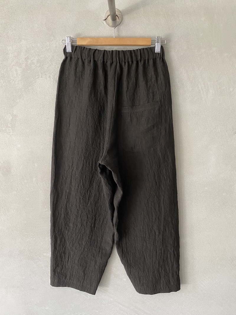 Pantaloni in lino marrone gamba ampia vita alta con elastico e cavallo sceso Marina Lari 4