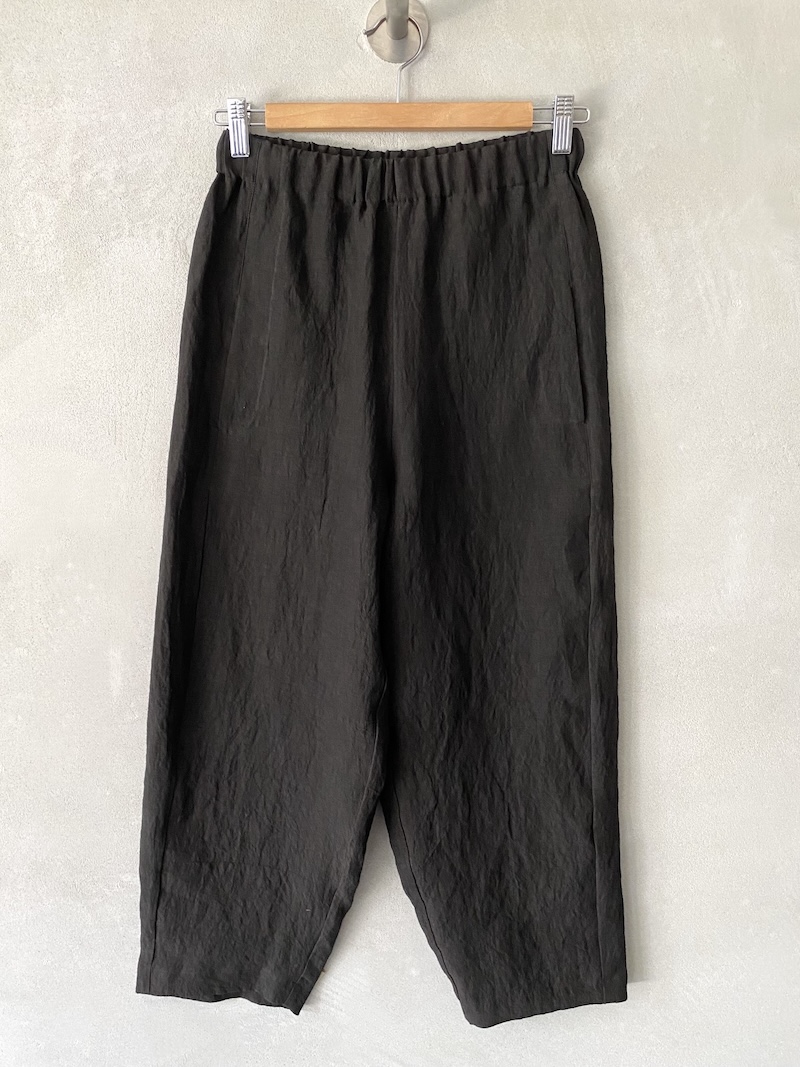 Pantaloni in lino colore marrone con gamba ampia, vita alta con elastico, cavallo sceso, tasche laterali e tasca posteriore a toppa Marina Lari