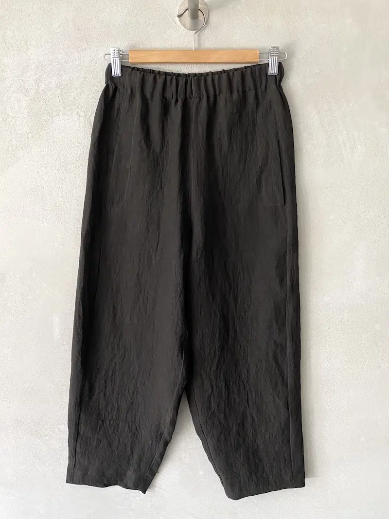 Pantaloni in lino colore marrone con gamba ampia, vita alta con elastico, cavallo sceso, tasche laterali e tasca posteriore a toppa Marina Lari