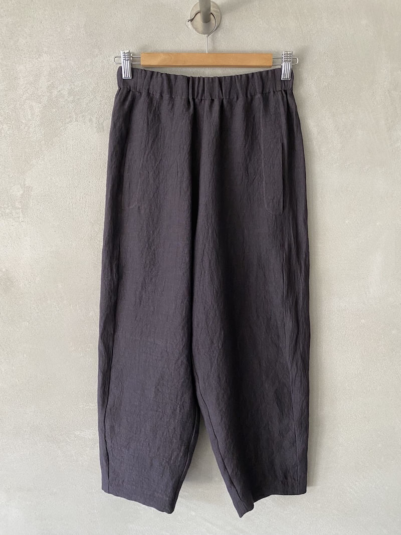 Pantaloni in lino colore prugna con gamba ampia, vita alta con elastico, cavallo sceso, tasche laterali e tasca posteriore a toppa Marina Lari