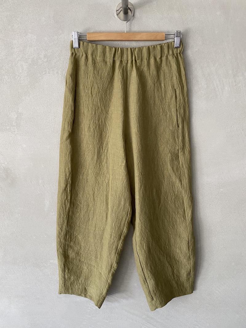 Pantaloni in lino colore verde lime con gamba ampia, vita alta con elastico, cavallo sceso, tasche laterali e tasca posteriore a toppa Marina Lari